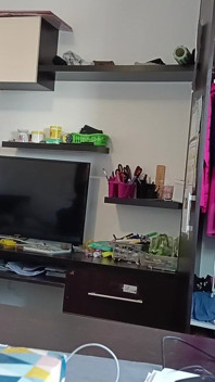 素人女人试穿衣服和剪衣服很有趣。