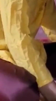 Selepas kerja, saya membawa teman wanita saya ke bilik dan meninggalkan seks hindinya yang kuat