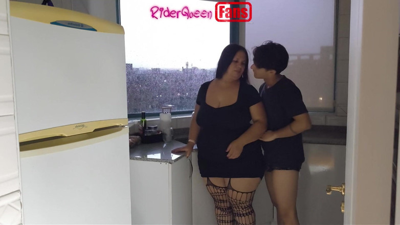 Riderqueen: Sexy macecha v kuchyni - Video pro fanoušky