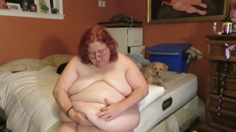 BBW nurse Vicki adventures with friends: Messy cake and kefir eat and slurp video