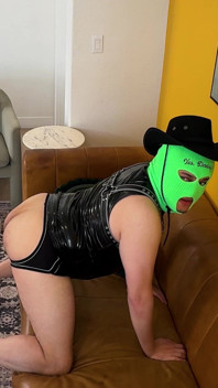 Voyeur en el sofá con solo de Marte y vaquero con cinturón
