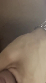 Une pute à forte poitrine aux seins géants