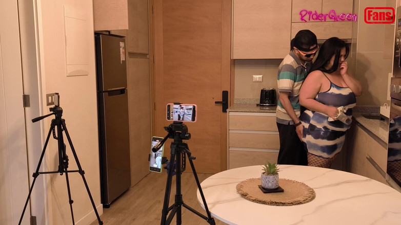 Riderqueen: Madrastra seducida por atrevido hijastro, video para fanáticos