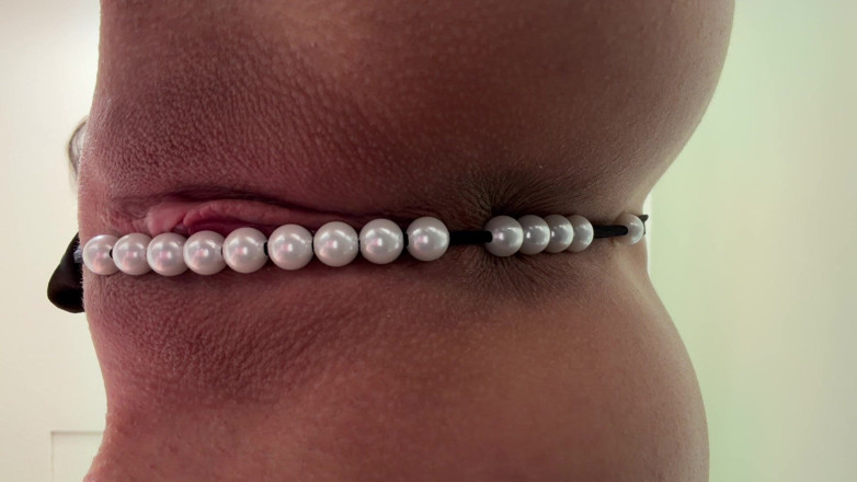 Ms_Emmy_Lynn: Pearl Thong dalam pepek bercukur rakaman dekat