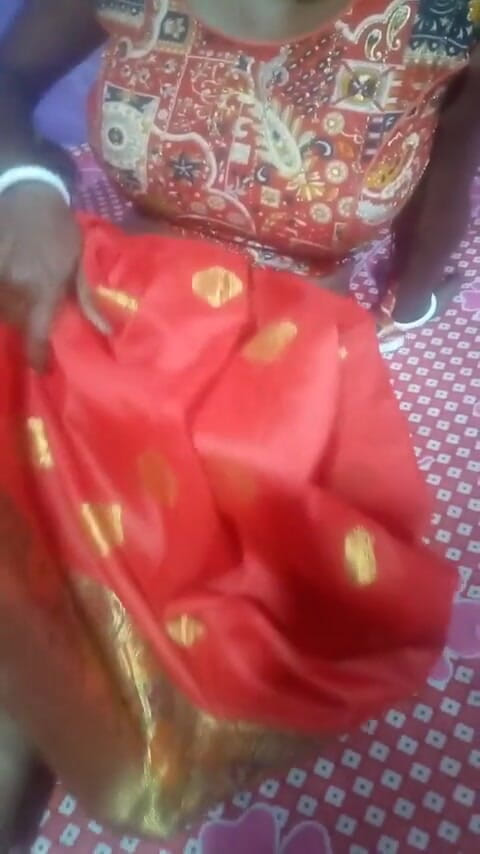 Oggy buggy: Desnudándose en sari rojo