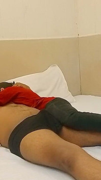 她不是她的朋友在看她。她正在吮吸柏尔男友的鸡巴
