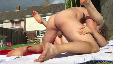 Frequentmasturbation: Naturistas disfrutando del sol de verano en el jardín
