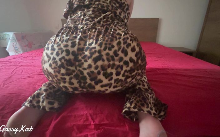 GassyKat: Gái già pj xì hơi hôi thối trên giường đỏ