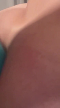 La ragazza arrapata si scopa il culo e la figa con un vibratore