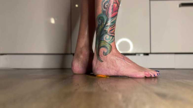 NaomiPerv: Naomiperv aplastando y pisoteando comida con sus tacones y suela