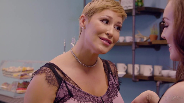 Mommy's Girl: Annenin kızı - orta yaşlı seksi kadın Ryan Keely'nin flörtöz barista...