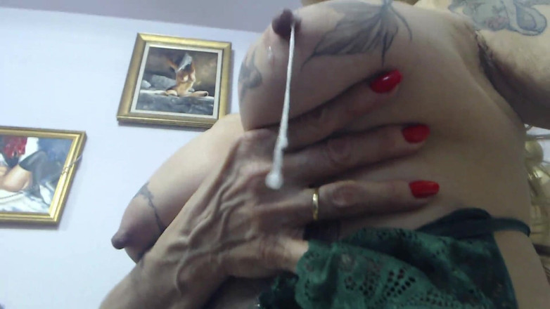 Melissa Johnson: Suce mes seins crachés puis m’embrasse profondément