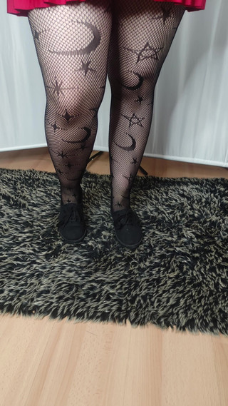 Lena Rose: [4k] Vyzkoušejte vzorované punčocháče a červenou minisukni