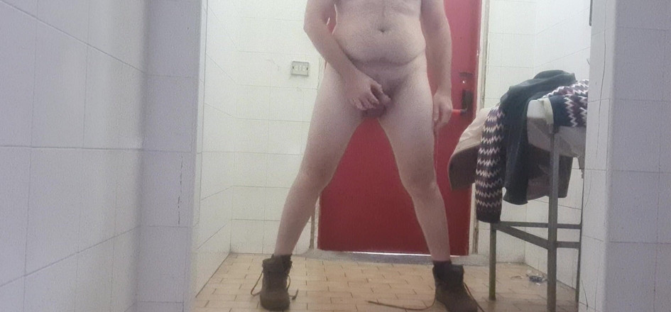 Mirko2589: Nahý na veřejném záchodě