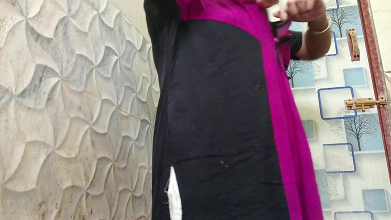 Mami4711: 화장실에서 존나게 핑거링하는 남친! 인도 타밀 핫한 비디오