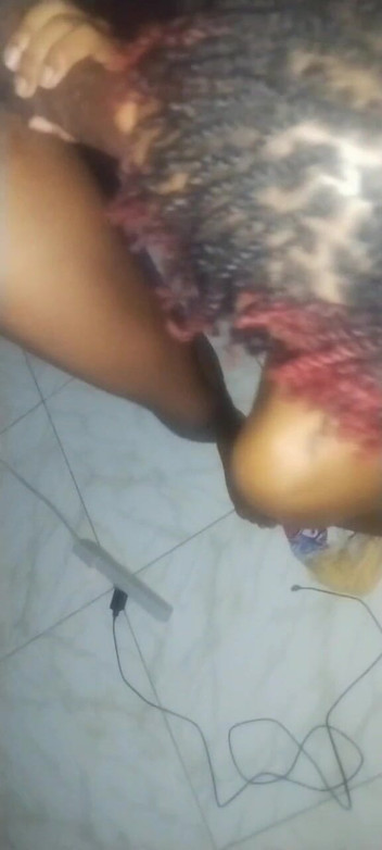 Island Bratz: Mengajar remaja kecil cara menelan batang