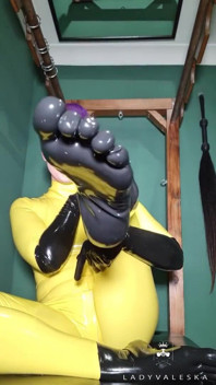 Aanbiddende latex voeten en latex handschoenen