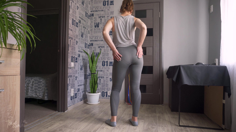 Teasecombo 4K: Fit milf provoca líneas visibles de bragas en medias