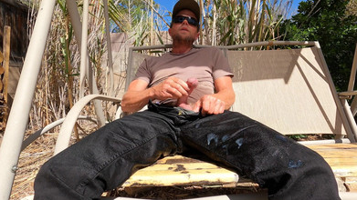 Lapetus: Писсинг пары новых черных джинсов