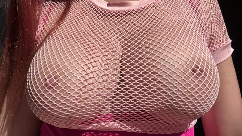 Artemisia Love: Итальянская милфа с большими сиськами Artemisia Love показывает свои возбужденные большие сиськи на улице и заставляет их подпрыгивать