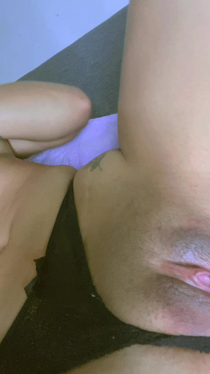 elenyszaro: Gadis latina lagi asik masturbasi