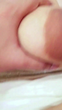 Une voisine excitée à gros nichons trompe son mari, nous avons baisé toute la nuit dans sa position de missionnaire préférée, orgasme avec creampie