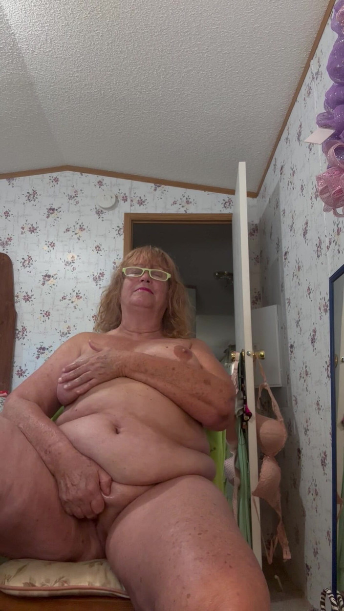 Big Ass 4 U: Masturbace, mokrost a sténání pro babičku