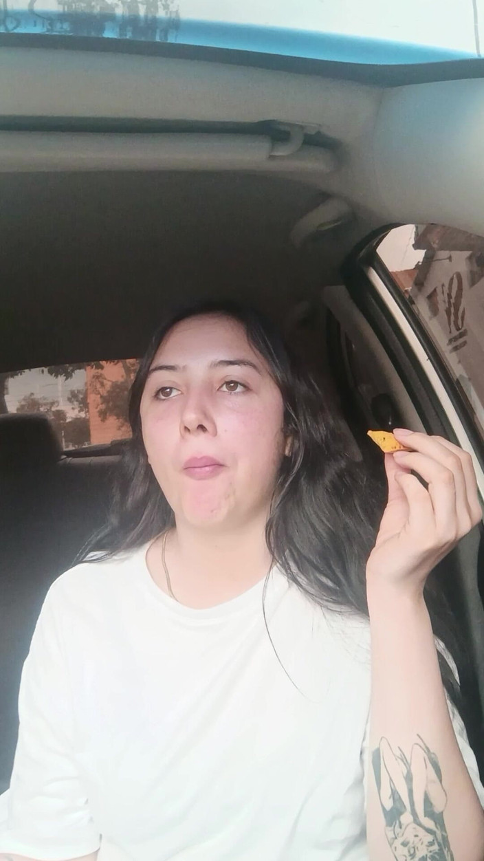 Golden domme: Arabada yemek yiyor