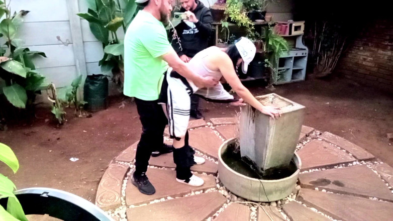 Bigjoefuckalott: Ледь не спіймали, добре прибираючи двір боса