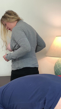 Stiefvader pompt stiefdochter's poesje vol sperma na het klaarkomen in de kont van haar stiefmoeder