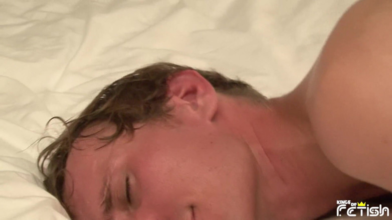 Gay Diaries: Nadržený chůva dostane oholený zadek, ošukaný jeho kamarádem na posteli