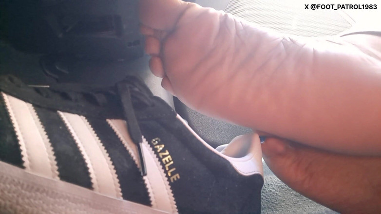 Foot Patrol: Op blote voeten passagier blauwe tenen voet spelen tijdens het...