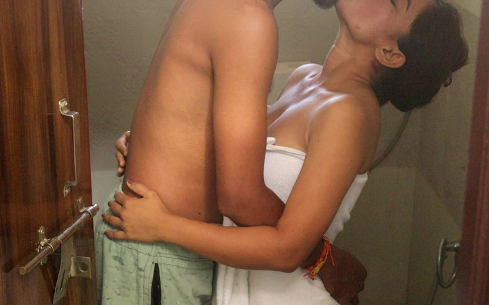 Hindi-Sex: Сногсшибательное индийское красивое тело, горячая жена и вкусная киска в ее лучшем фильме о трахе, снятом в душе