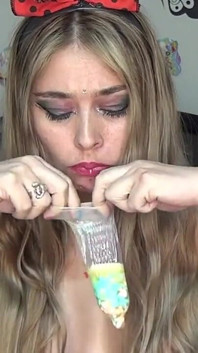 Jugando Y Tragando Un Condon Relleno De Dulces En Forma De Conejo