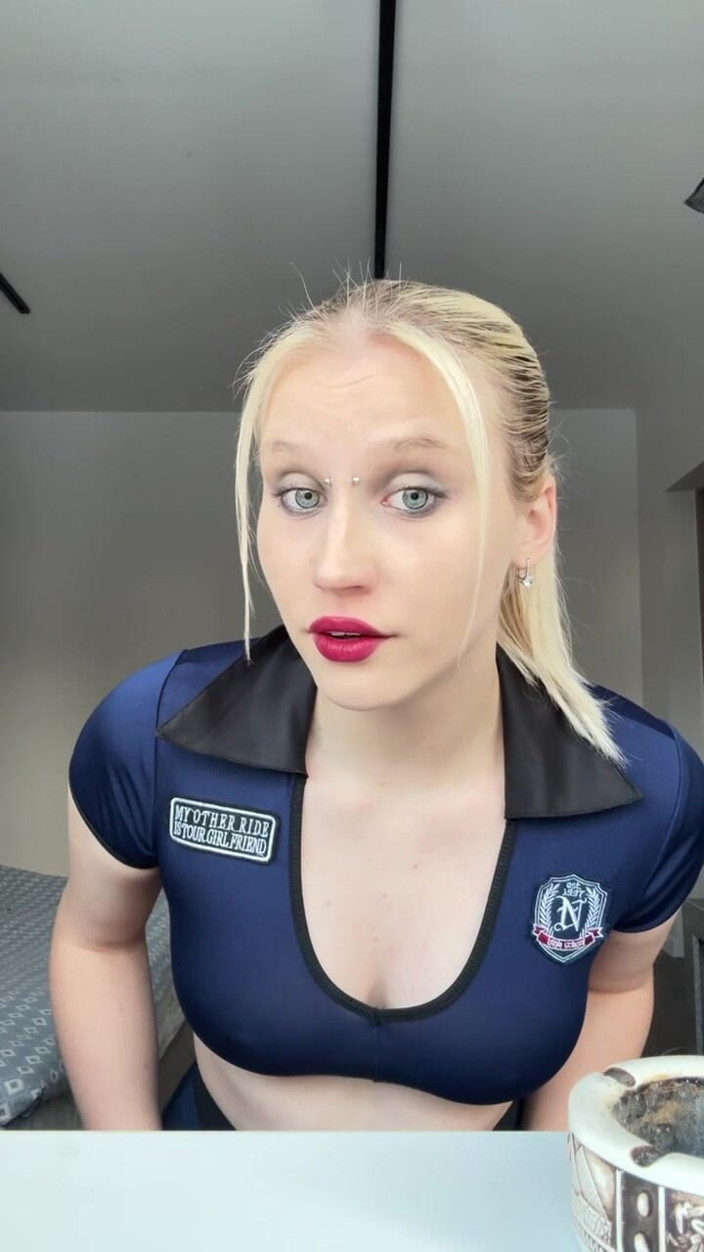 MertyXXX: Smokinggirl