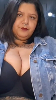 BBW in ihrer jacke, eine Zigarette rauchen und sexy sein