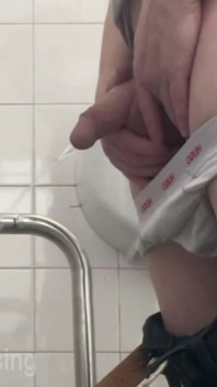 Pria ini kencing di toilet rumah sakit sebelum dientot habis-habisan sampai dicrot di dalam