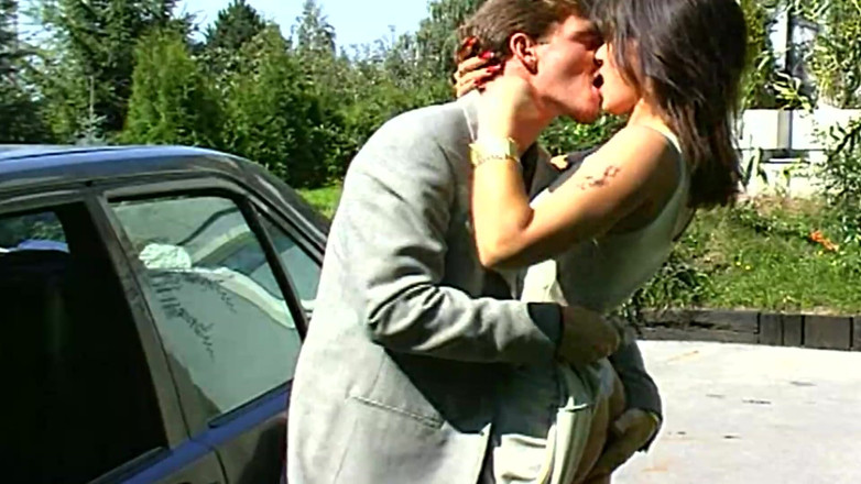 Vintage megastore: Brunetă uimitoare face sex anal în aer liber în videoclip porno italian...