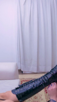 Redhead Wird Von Der Rookie-dominatrix Dominiert