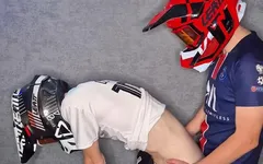 Kerel in Mxhelmet en Nike Tn Sneakers neukt een andere man