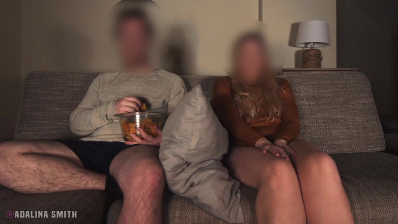 Adalina Smith: Рискованная мастурбация перед отчимом во время просмотра телевизора