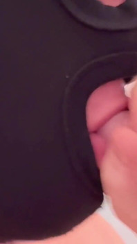 Une bite à peine légale au gloryhole - et ça n’arrête pas de dégouliner