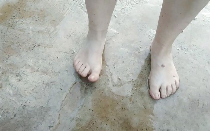 Miss Mysterix: Foot fetish, barefoot in the garden
