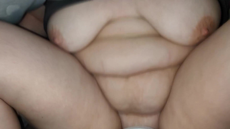 Sekretny666: Elle prend la bite dans sa bouche et la suce...