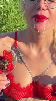 Kamera sudut pandangan pertama, blowjob strawberi dari awek cantik dan air mani yang lazat dan bukannya krim