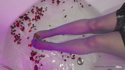 Mistress Legs: Nohy paní v modrých silonkách vás škádlí