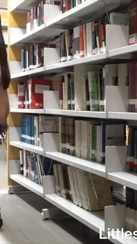Biblioteca esguicha todo o rosto e engole esguicho!