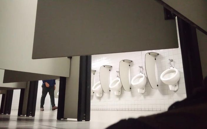 Lekexib: Khỏa thân trong phòng tắm đại học