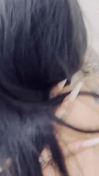 Mame sexy tatuate împart un armăsar norocos în sex în trei de Crăciun