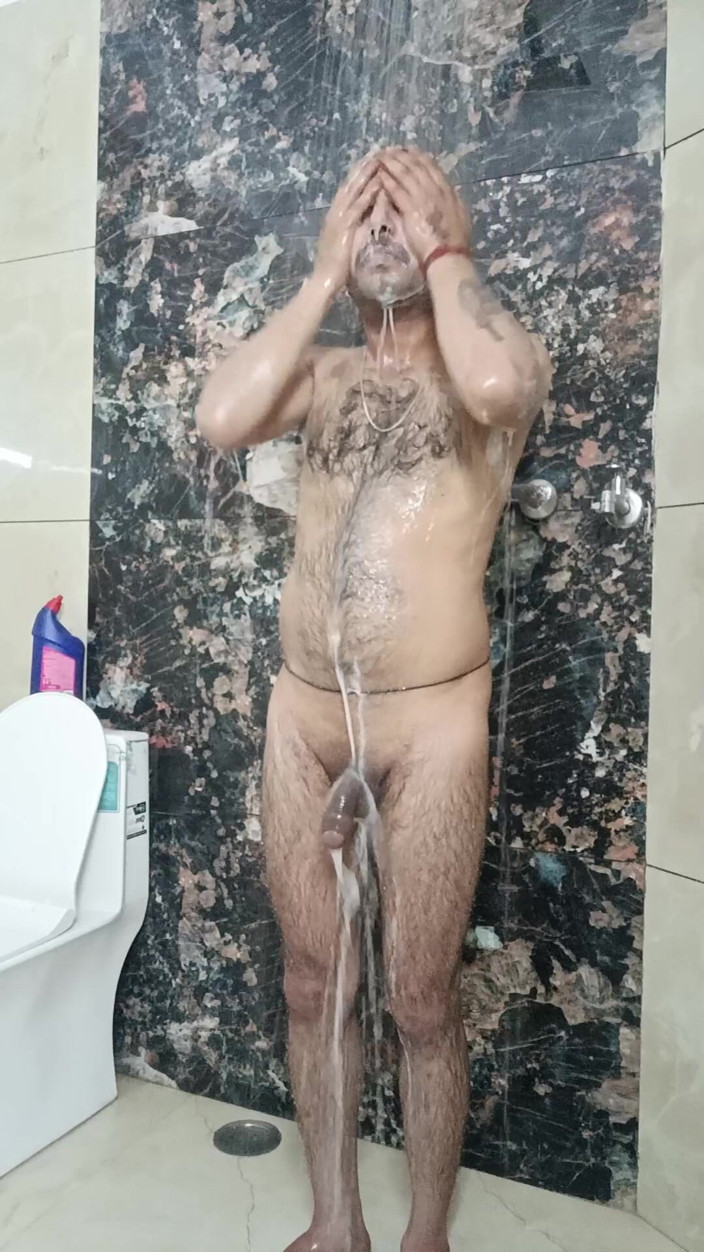 Rajasthani-old-lover: Hombre indio disfruta de la ducha y chupando